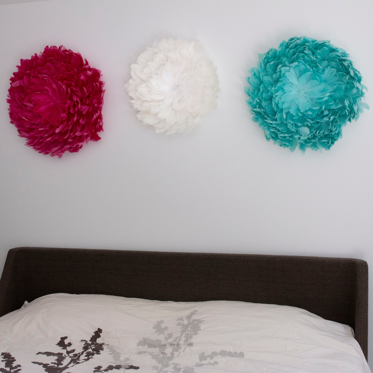 Juju Hat Nagoire Feather Wall Art 16 inch Wood Base   24-26 inch DIA --Mint