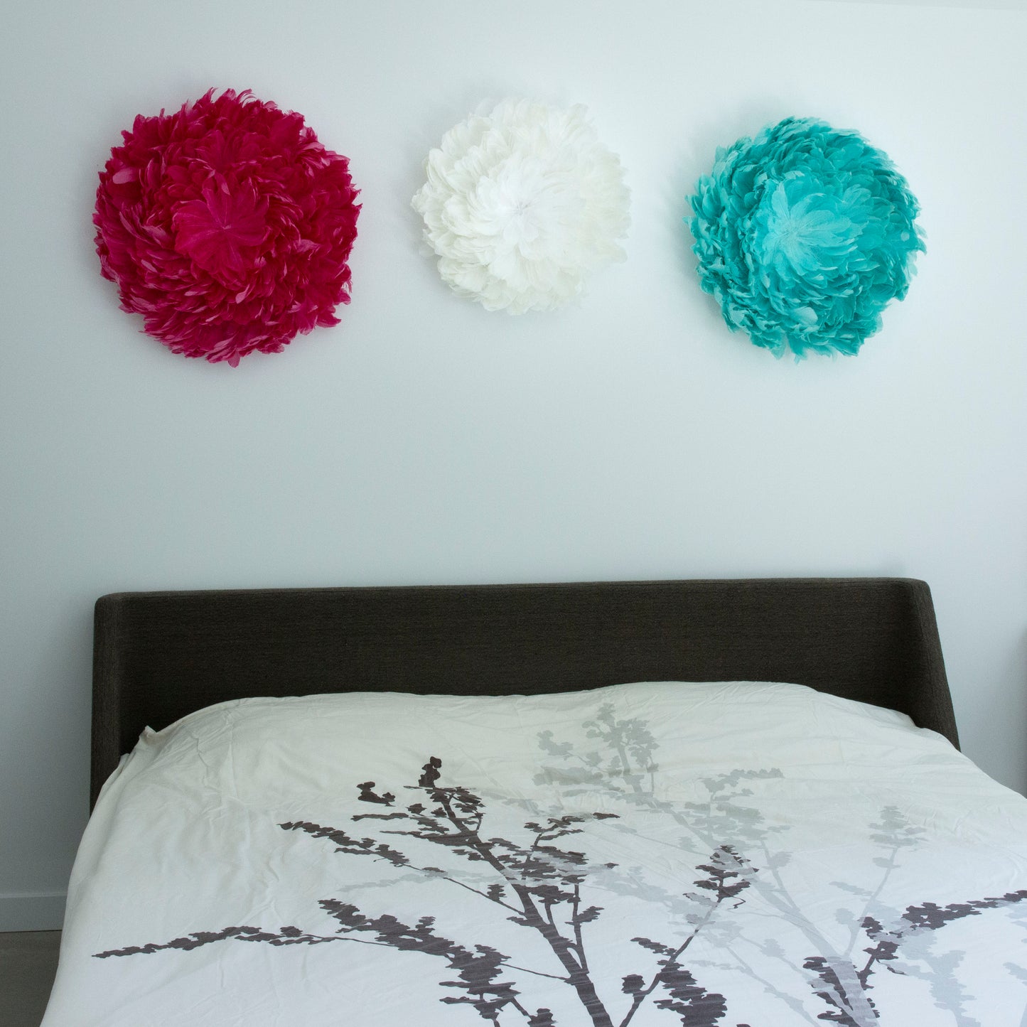 Juju Hat Nagoire Feather Wall Art 16 inch Wood Base   24-26 inch DIA --Mint