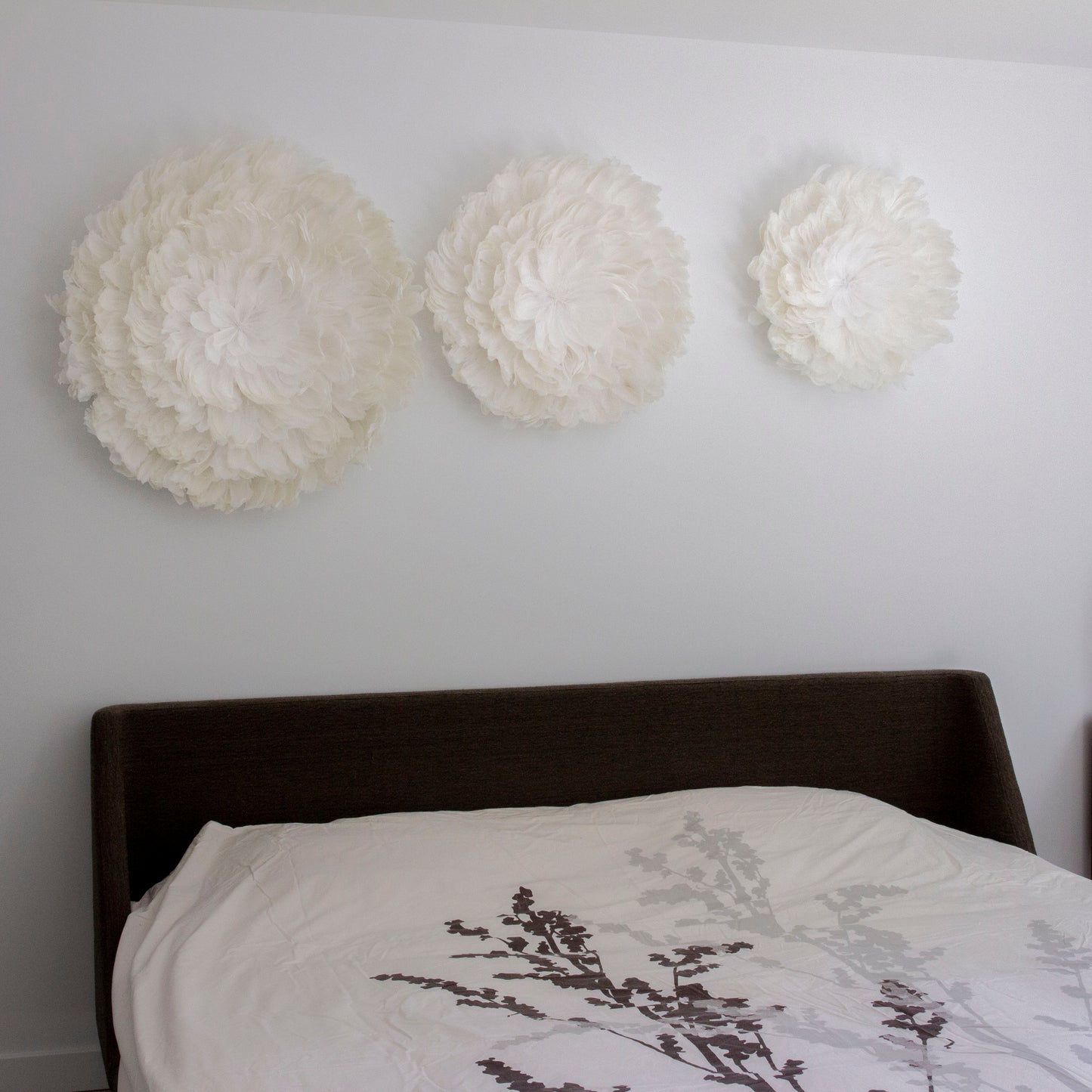 Juju Hat Nagoire Feather Wall Art 16 inch Wood Base   24-26 inch DIA --White
